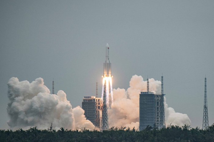 انطلاق صاروخ لونج مارش 5 بي الصيني من موقع إطلاق مركبة الفضاء وينتشانج في 29 أبريل 2021