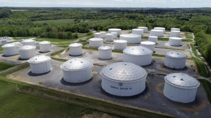 خزانات وقود تابعة لشركة كولونيال بايبلاين الأمريكية لنقل الوقود من خلال خطوط أنابيب من ولاية تكساس الي الساحل الشرقي للولايات المتحدة