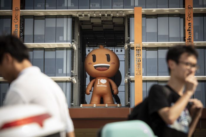 تقول علي بابا إن حوالي 925 مليون شخص يستخدمون منصات البيع بالتجزئة الصينية التابعة لشركة مقرها في هانجتشو مرة واحدة على الأقل شهريًا.