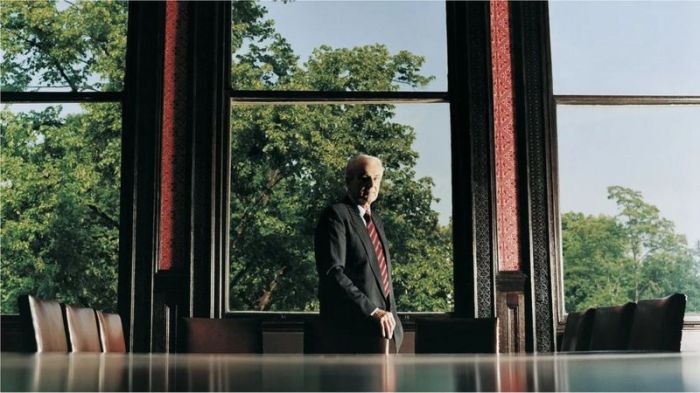 يتقاضي الرؤساء التنفيذيون في بعض القطاعات مبالغ فلكية