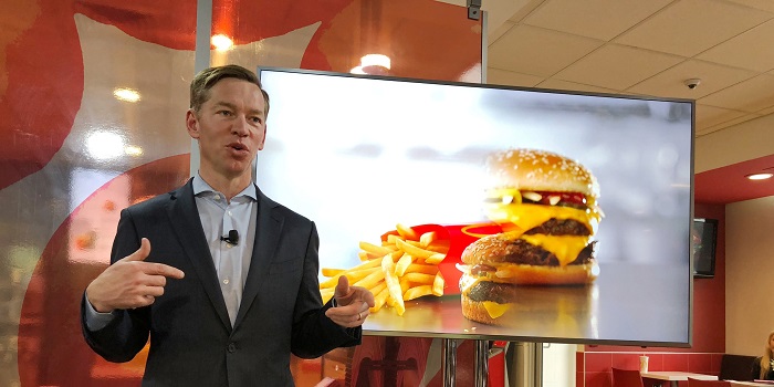 يتقاضي كريس كمبزينسكي الرئيس التنفيذي لشركة ماكدونالد للمطاعم 10.8 مليون دولار سنويا في عام 2020