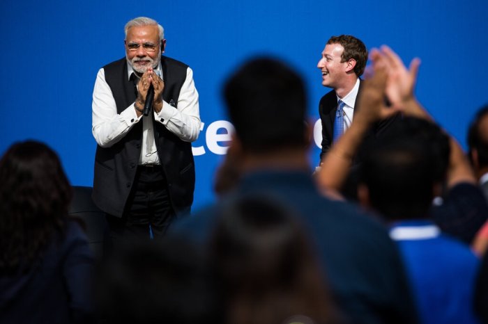 ناريندرا مودي، رئيس وزراء الهند، مع مارك زوكربيرج الرئيس التنفيذي لشركة فيسبوك، في عام 2015. سيؤثر قرار فيسبوك أيضًا على القادة العالميين الذين استفادوا من المنصة