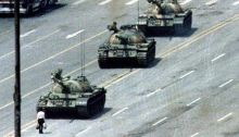 صورة "رجل الدبابة" في ساحة تيانانمن الشهيرةK حيث يقف رجل عادي أمام طابور من الدبابات فأوقفه خلال احتجاجات في العاصمة الصينية بكين عام 1989
