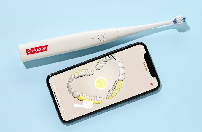 فرشاه ذكية من شركة كولجيت (تباع بـ 100 دولار) تخبرك عبر تطبيق علي الموبايل بالأماكن التي لم تقم بتنظيفها في اسنانك لكي تقوم بإعادة استخدام الفرشاة لتنظيف هذه الأماكن