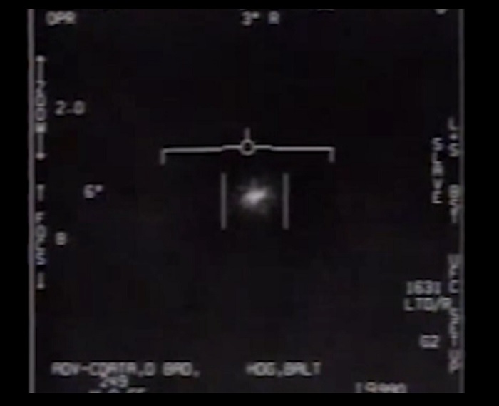 نشرت البحرية الأمريكية رسميًا مقاطع فيديو تم إصدارها مسبقًا تظهر أشياء طائرة غير مفسرة