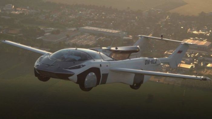 السيارة الطائرة تحلق في الفضاء بعد إقلاعها من مطار في سلوفاكيا