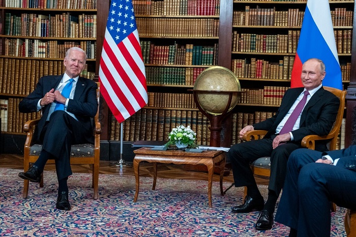 خلال اجتماع في جنيف في 16 يونيو، ضغط الرئيس بايدن على الرئيس الروسي فلاديمير بوتين، لاتخاذ إجراءات ضد قراصنة الإنترنت الذين يهاجمون أهدافًا أمريكية