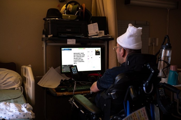 في مكالمة فيديو مع صحيفة نيويورك تايمز ، تواصل بانشو باستخدام طريقة مضنية تتضمن "ماوس" يتحكم فيها الرأس ويوجهها لكتابة الحروف واحدة تلو الأخرى