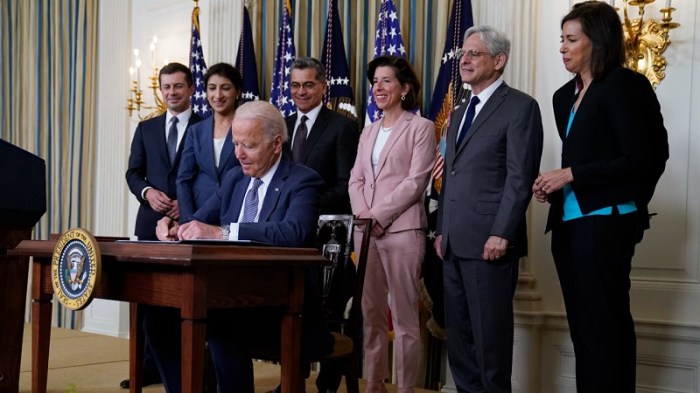 وقع الرئيس بايدن أمرًا تنفيذيًا يوم الجمعة 9 يوليو 2021 يقول إنه سيعزز الأسواق التنافسية من خلال الحد من تركيز الشركات الذي يضر بالمستهلكين والعمال والشركات الصغيرة. 