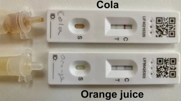 يمكن أن تؤدي حموضة العديد من المشروبات الغازية وعصائر الفاكهة إلى نتائج إيجابية مزيفة في اختبار التدفق الجانبي لفيروس كورونا، لكنها تظل سلبية مع اختبار تفاعل البوليميراز المتسلسل (بي سي أر)