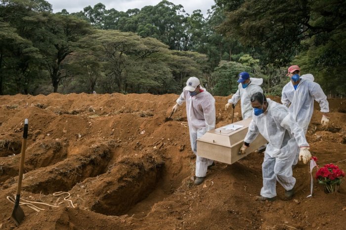 عملية دفن ضحية كوفيد-19 في ساو باولو، البرازيل، في مايو 2021