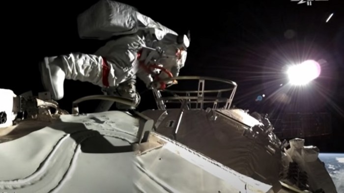 رواد فضاء من الصين يسيرون في الفضاء خارج المحطة المدارية الصينية