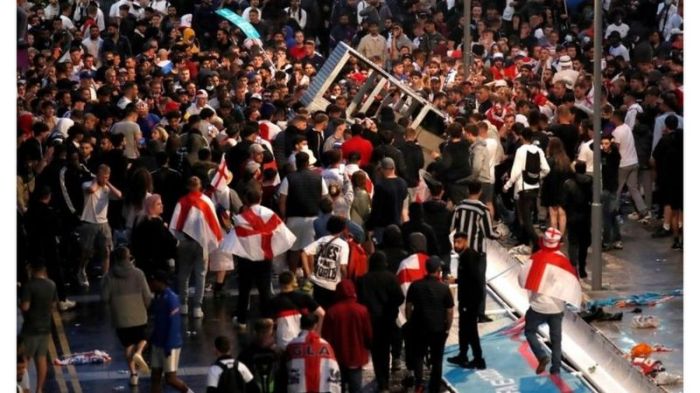 تزاحم المشجعون لمشاهدة المباراة النهائية