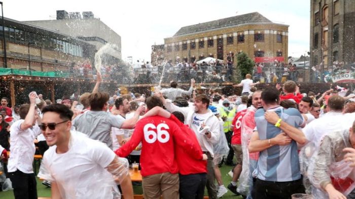 مشجعو المنتخب الانجليزي يحتفلون بالهدف الاول