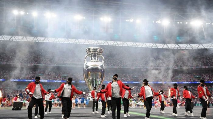 سبق بداية المباراة النهائية عرض موسيقي راقص في ملعب ويمبلي