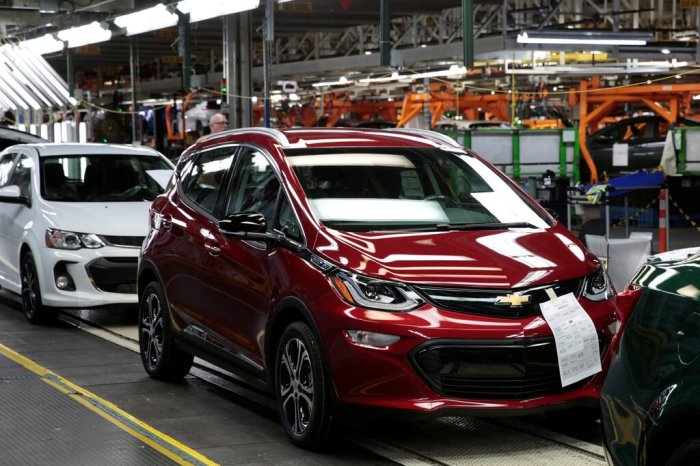 سيارة شفروليه بولت 2018 على خط تجميع جنرال موتورز في مصنع أوريون بولاية ميشيجان