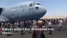 مطار كابول عاصمة أفغانستان وقد تحول الي فوضي عارمة بينما يحاول الآلاف الفرار من قيضة طالبان
