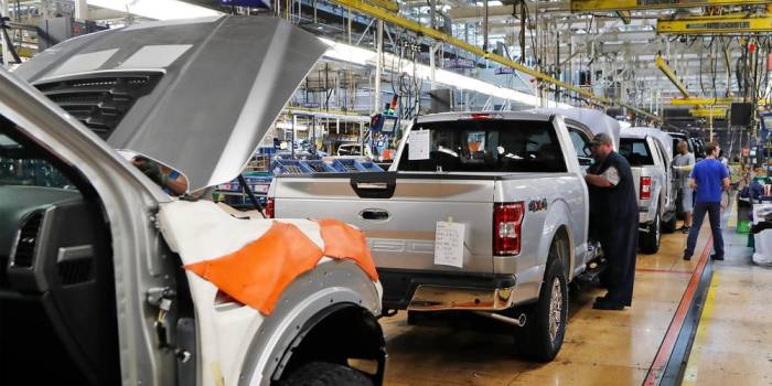 عمال يصنعون شاحنات فورد أف-150 في أحد مصانع تجميع السيارات بالولايات المتحدة