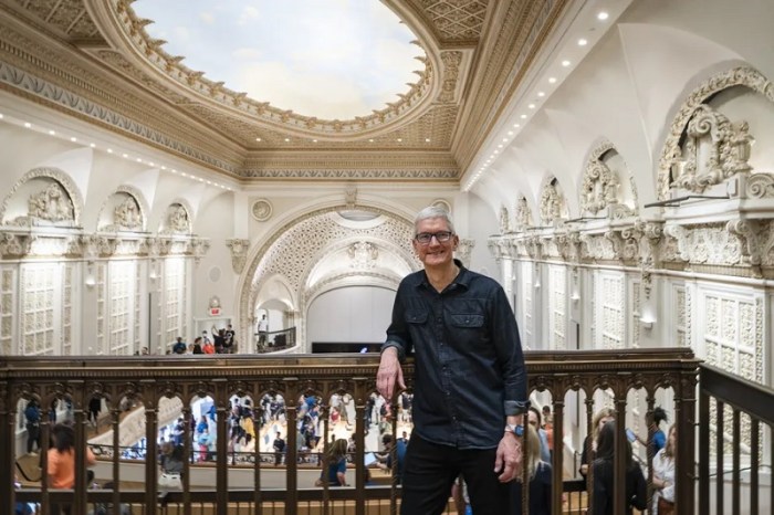 الرئيس التنفيذي لشركة أبل "تيم كوك" في متجر التجزئة الرئيسي Apple Tower Theatre في لوس أنجلوس في 24 يونيو 2021