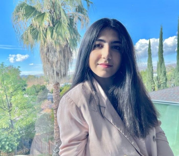 تبلغ بهار من العمر 20 عاما، وتعيش في الولايات المتحدة وحصلت على اللقاح في أبريل الماضي