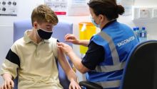 مراهق يتلقى جرعته الأولى من لقاح كوفيد-19 في دبلن في أيرلندا