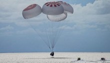 الكبسولة Crew Dragon هبطت في المحيط الأطلسي باستخدام أربع مظلات