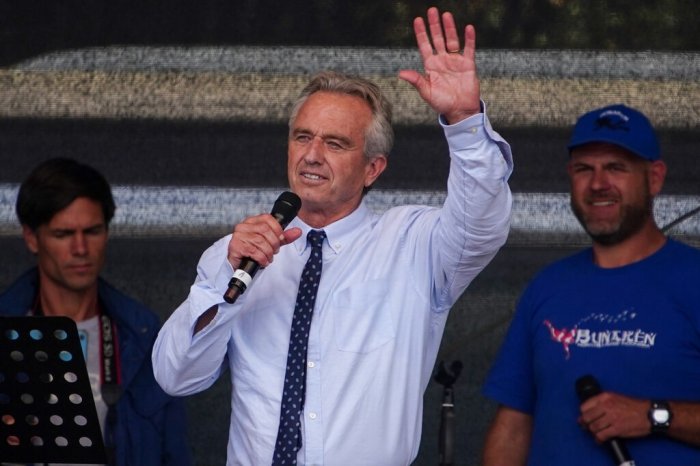 قال موقع يوتيوب إنها كان حظرت حسابات العديد من النشطاء البارزين في معارضة اللقاحات علي شبكته، بما في ذلك روبرت إف كينيدي جونيور