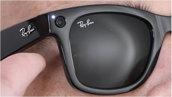 النظارة الذكية أنتجتها فيسبوك بالتعاون مع العلامة التجارية الشهيرة في عالم النظارات "راي بان" لإنتاج نظارة ذكية