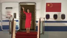 المديرة المالية لشركة هواوي منج وانزو، لدى وصولها إلى الصين، بعد أن اتُهمت بالاحتيال من قبل المدعين الأمريكيين