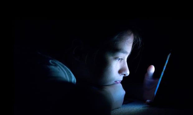 نشرت صحيفة الجارديان أن أكثر من 40٪ من مستخدمي إنستاجرام قالوا إن مشاعر عدم الجاذبية تجاه الآخرين بدأت أثناء استخدام التطبيق، وفقًا لبحث تم تسريبه على فيسبوك