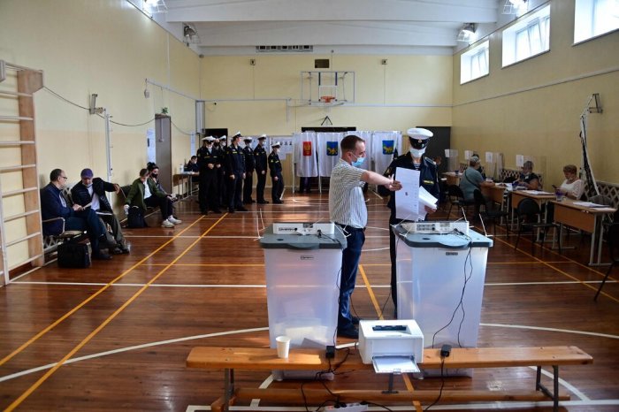 أحد مراكز الاقتراع في فلاديفوستوك بشرق روسيا يوم الجمعة 17 سبتمبر مع بدء التصويت في الانتخابات البرلمانية