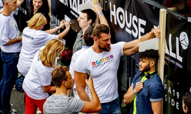 تم قياس المشاركين في أوتريخت في عام 2019 أثناء محاولة تحطيم الرقم القياسي العالمي لأكبر مجموعة من الأشخاص طوال القامة