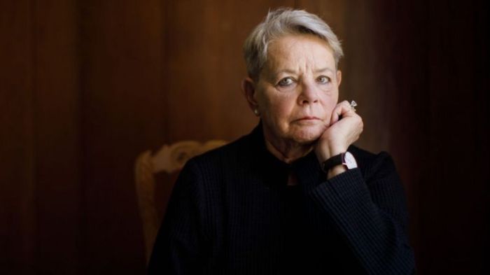 البروفسورة فيليس جاردنر أخبرت هولمز بأن فكرتها غير قابلة للتطبيق.