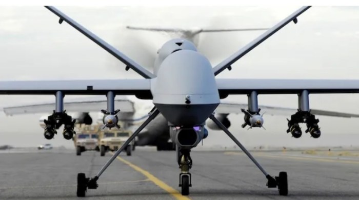 طائرة مسيرة (درون) أمريكية مسلحة من طراز MQ-9 Reaper بدون طيار على مدرج مطار في أفغانستان