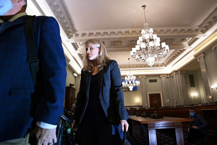 المديرة السابقة في فيسبوك فرانسس هاوجين في طريقها للأدلاء بشهادتها أمام لجنة بالكونجرس 