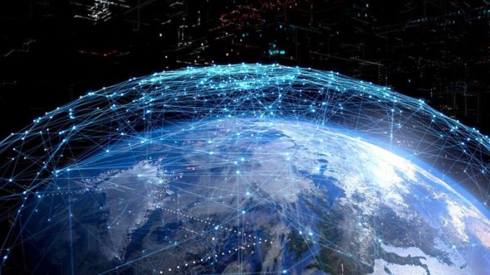 يقول خبراء إن الإنترنت أصبح مركزيا للغاية، وهناك الكثير من البيانات التي تأتي من مصدر واحد