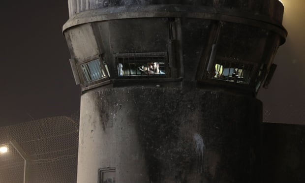 جنود من الجيش الإسرائيلي يستعدون لإطلاق الغاز المسيل للدموع على متظاهرين فلسطينيين خلال مظاهرة مناهضة لإسرائيل احتجاجا على التوتر في القدس عند حاجز قلنديا بين رام الله والقدس