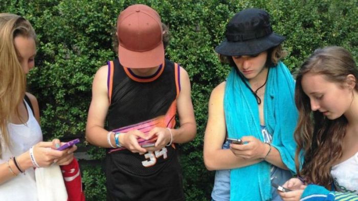 العلاقة مع الموبايل عشق أم إدمان