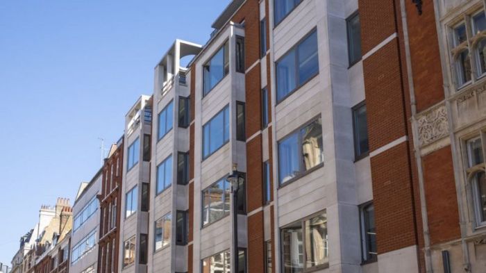 تم بيع عقار أبن رئيس أزربيجان (11 عاما) مبنى مايفير إلى شركة واجهة في عام 2009