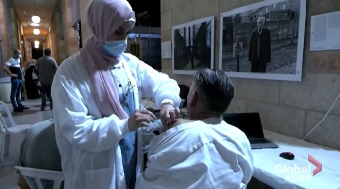 بدأت الشكوك تدور في الولايات المتحدة حول فعالية لقاح فايزر للوقاية من مرض كوفيد-19