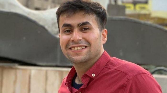 يعمل أبو الحسن صفاء محاضراً في معهد تقني بمدينة كركوك العراقية.