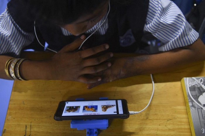 قضاء الطفل وقتاً غير محدود على الإنترنت قد يكون إدماناً