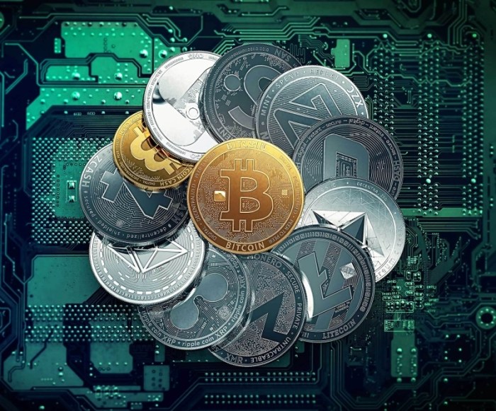 صورة تعبر عن شعارات للعملات الرقمية وأشهرها بالطبع بيتكوين