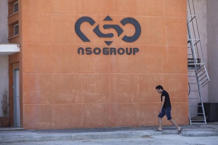 شعار علي جدار بفرع شركة NSO Group الإسرائيلية، بالقرب من بلدة سابير جنوب إسرائيل، يوم 24 أغسطس 2021