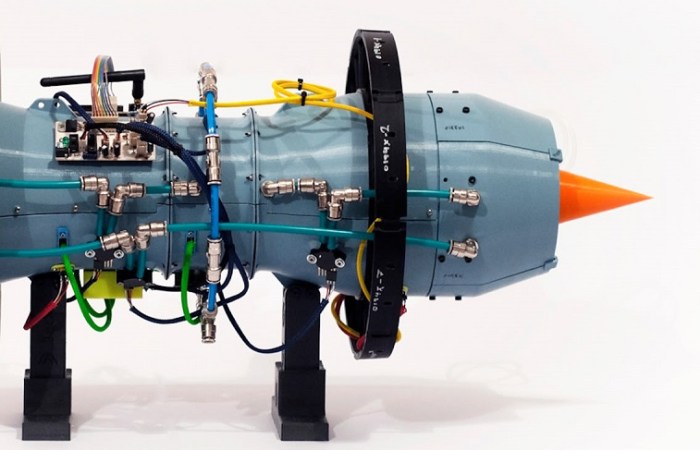 تسخدم تكنولوجيا الطباعة ثلاثية الأبعاد في صناعات الطيران وعلي الأخص المحركات وقطع الغيار