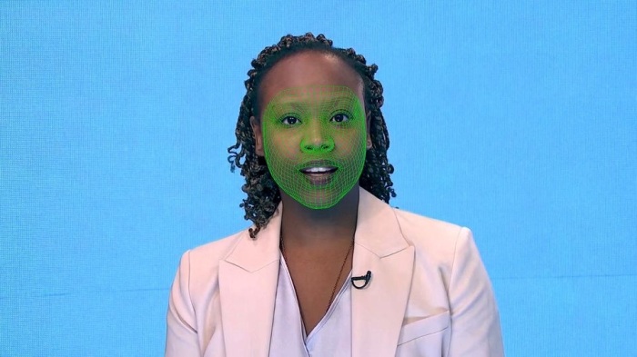 يغطي نموذج إطار سلكي أخضر الجزء السفلي من وجه أحد الممثلين أثناء إنشاء مقطع فيديو لعملية إنعاش وجه مصطنعة، يُعرف أيضًا باسم التزييف العميق، في لندن، بريطانيا، 12 فبراير 2019