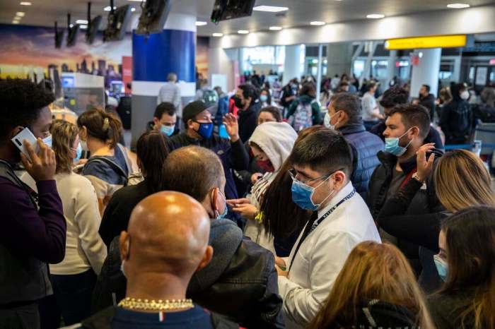 حاول المسافرون تجاوز الاضطرابات صباح ليلة عيد الميلاد 24 ديسمبر 2021 في مطار كينيدي الدولي في كوينز