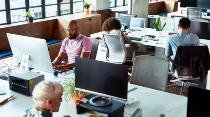 البقاء لمدة 12 شهرًا يعني وجود فترة معقولة من الوقت تمكن الموظف من اكتساب المهارات والكفاءات