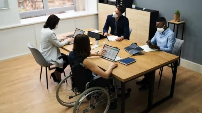 يوصي الأطباء باستخدام الكمامات وخاصة في الاماكن المغلقة للحد من خطر نقل الفيروس للآخرين