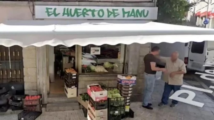 زعيم المافيا الهارب ظهر على خرائط جوجل ستريت يتحدث مع شخص أمام محل بقالة